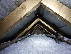 Zateplení stropu zděného rodinného domu pomocí foukané izolace